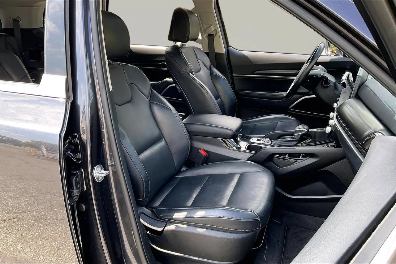 Used 2025  Kia S image 24