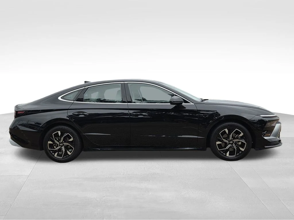 Used 2024 Black Hyundai SEL image 5
