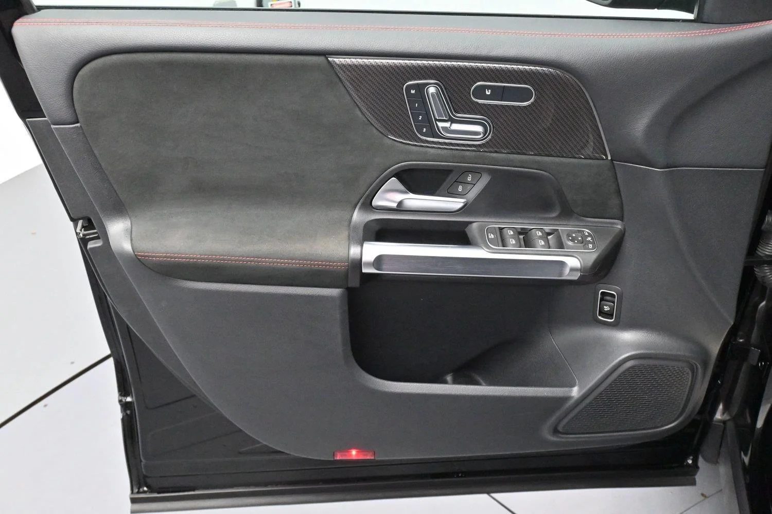 Used 2024 Black Mercedes-Benz GLB 250 image 11