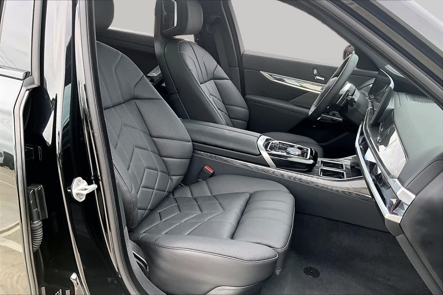 Used 2026 Black Sapphire Metallic BMW 760i xDrive image 8