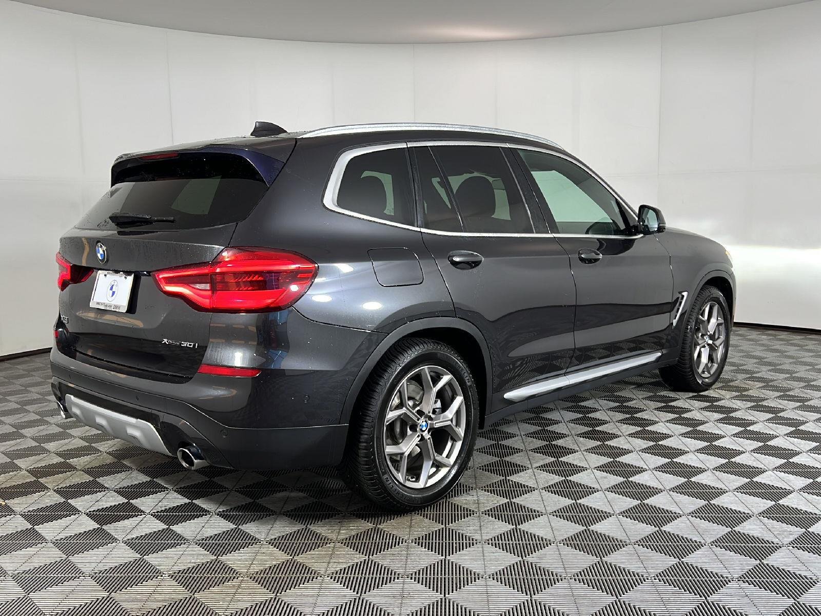 Used 2021 Dark Graphite Metallic BMW xDrive30i image 3
