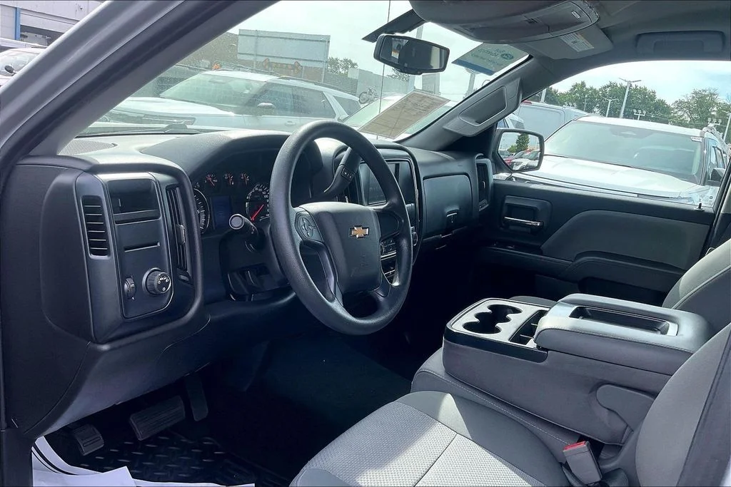 Used 2018 Silver Ice Metallic Chevrolet Custom image 12