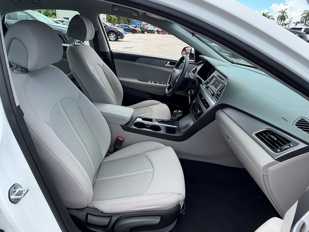 Used 2015 White Hyundai SE image 18