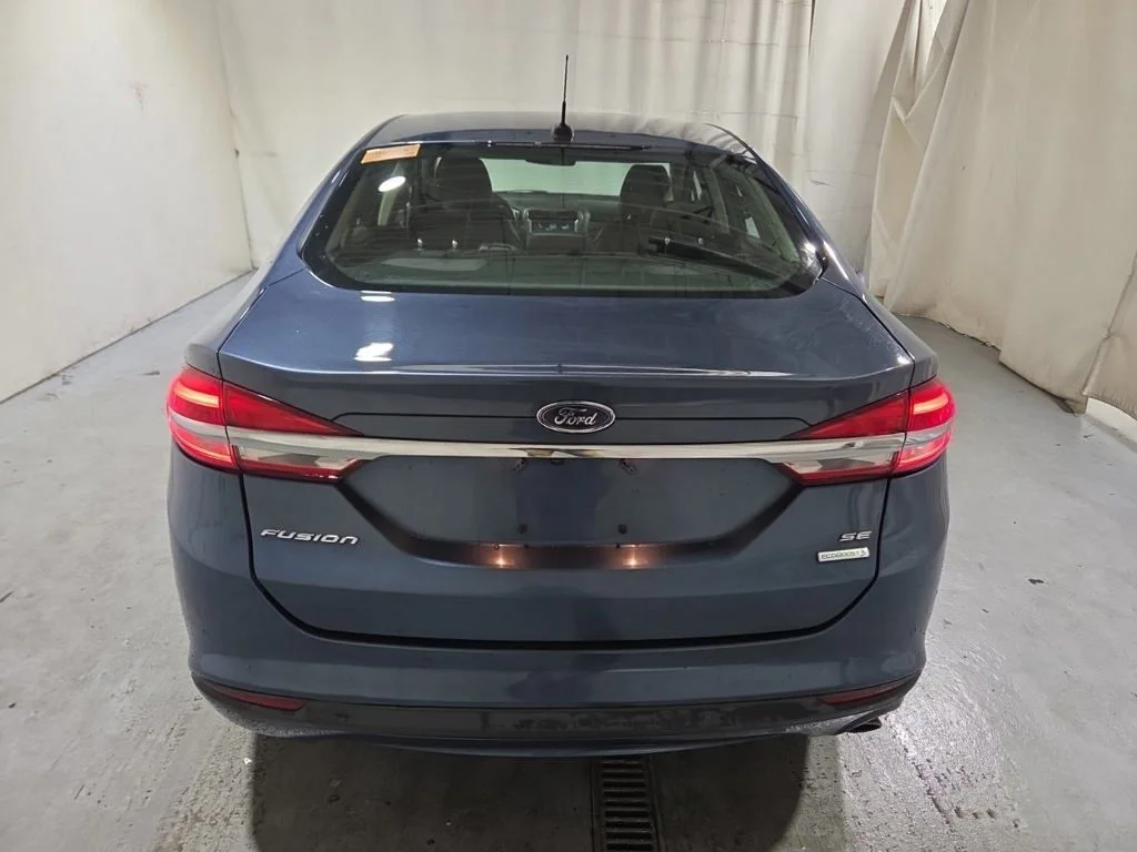 Used 2018 Blue Ford SE image 5