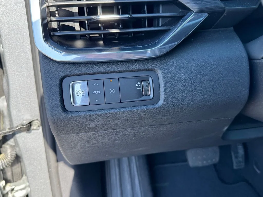 Used 2025 Silver GMC Elevation image 23