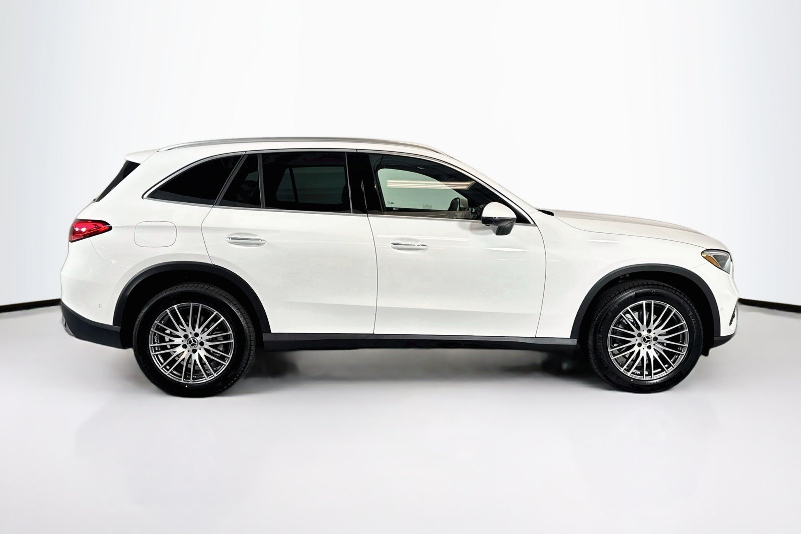 New 2026 Polar White Mercedes-Benz GLC 300 image 4