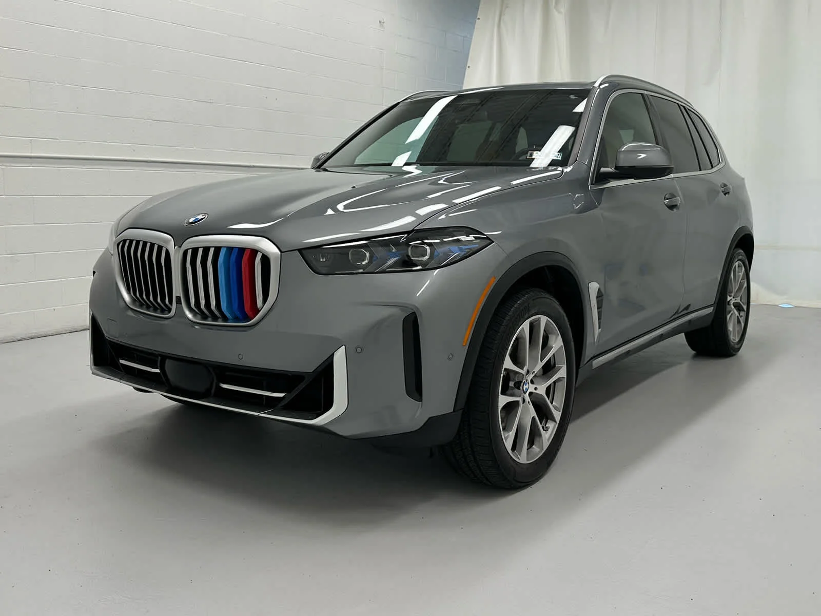 Used 2025 Skyscraper Grey Metallic BMW xDrive40i image 4