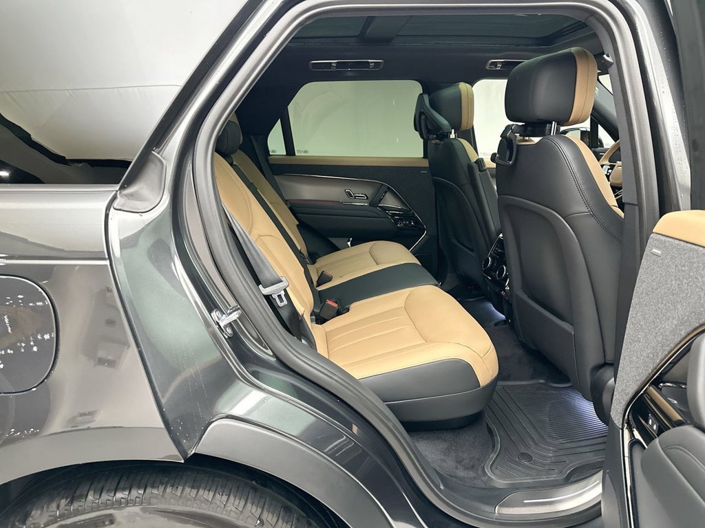 New 2027 Carpathian Gray Premium Metallic Land Rover Dynamic SE image 7