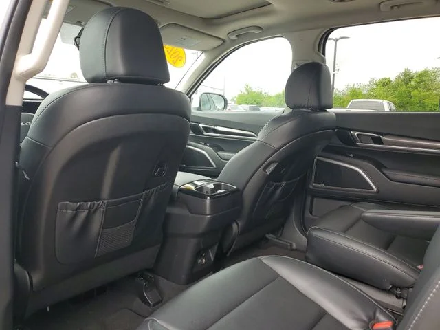 Used 2023 White Kia S image 12