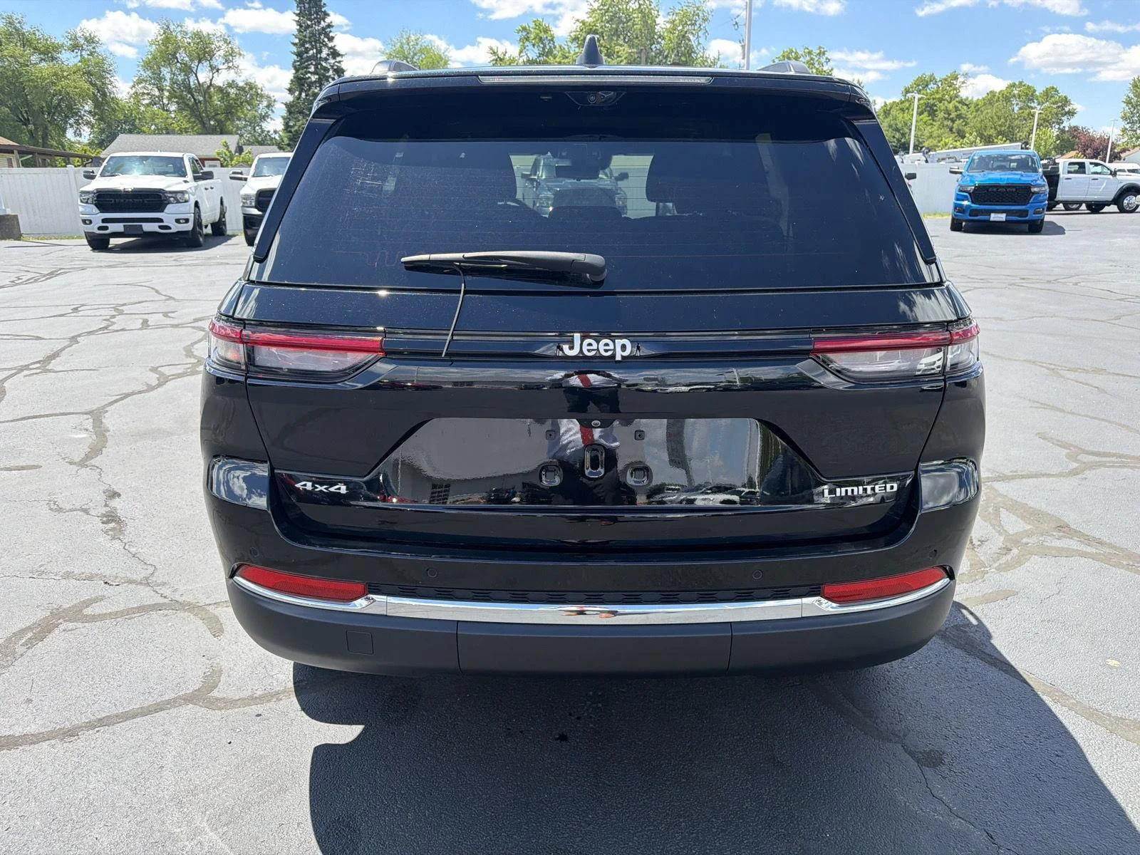 Used 2024 Diamond Black Crystal Pearlcoat Jeep Limited image 8