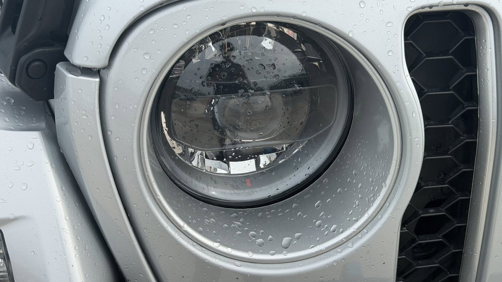Used 2023 Silver Zynith Clearcoat Jeep Sahara image 14