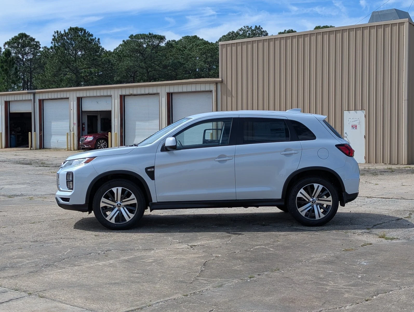 New 2027 White Mitsubishi 2.0 ES image 2