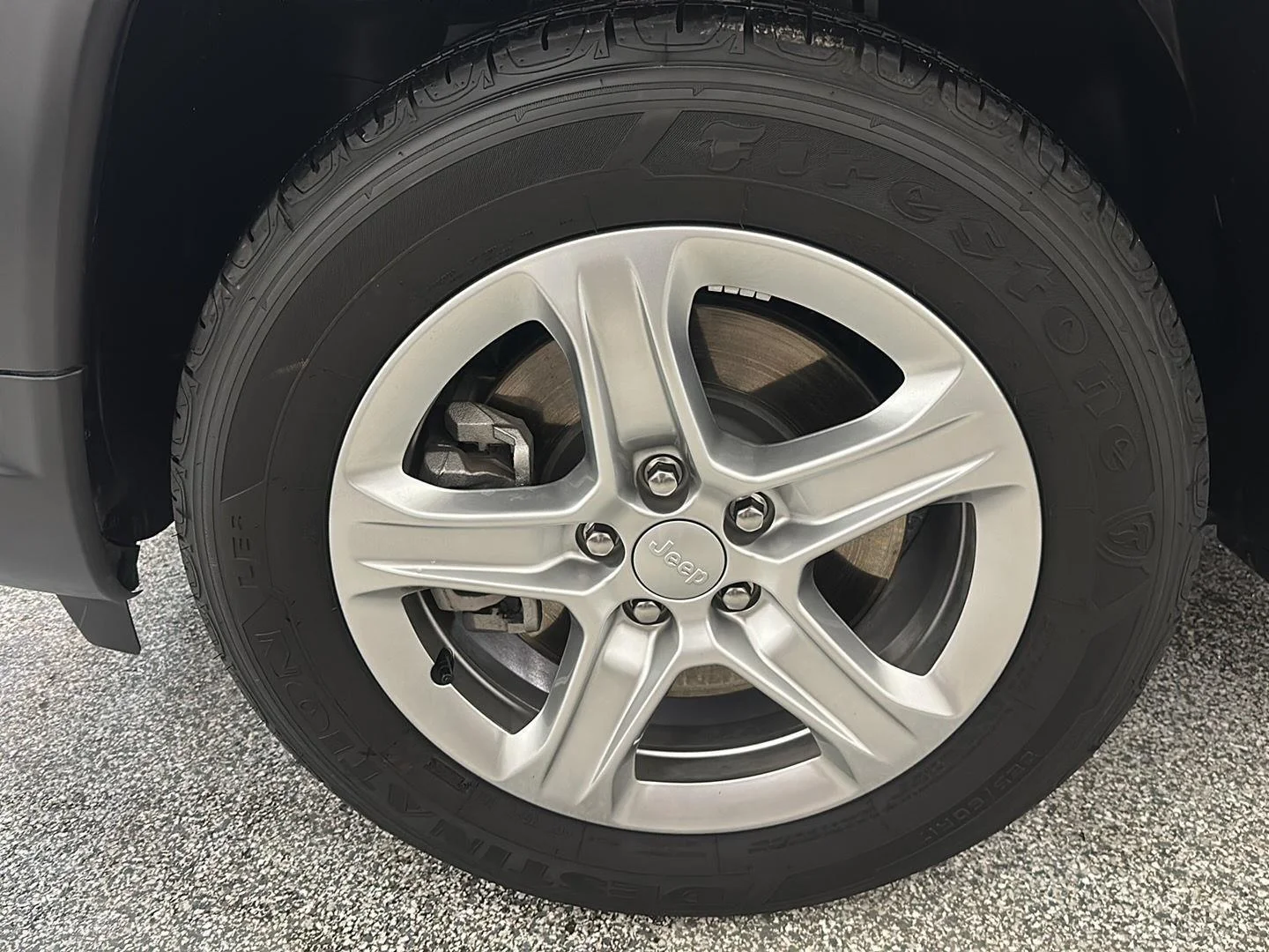 Used 2023 Billet Silver Metallic Clearcoat Jeep Latitude image 12