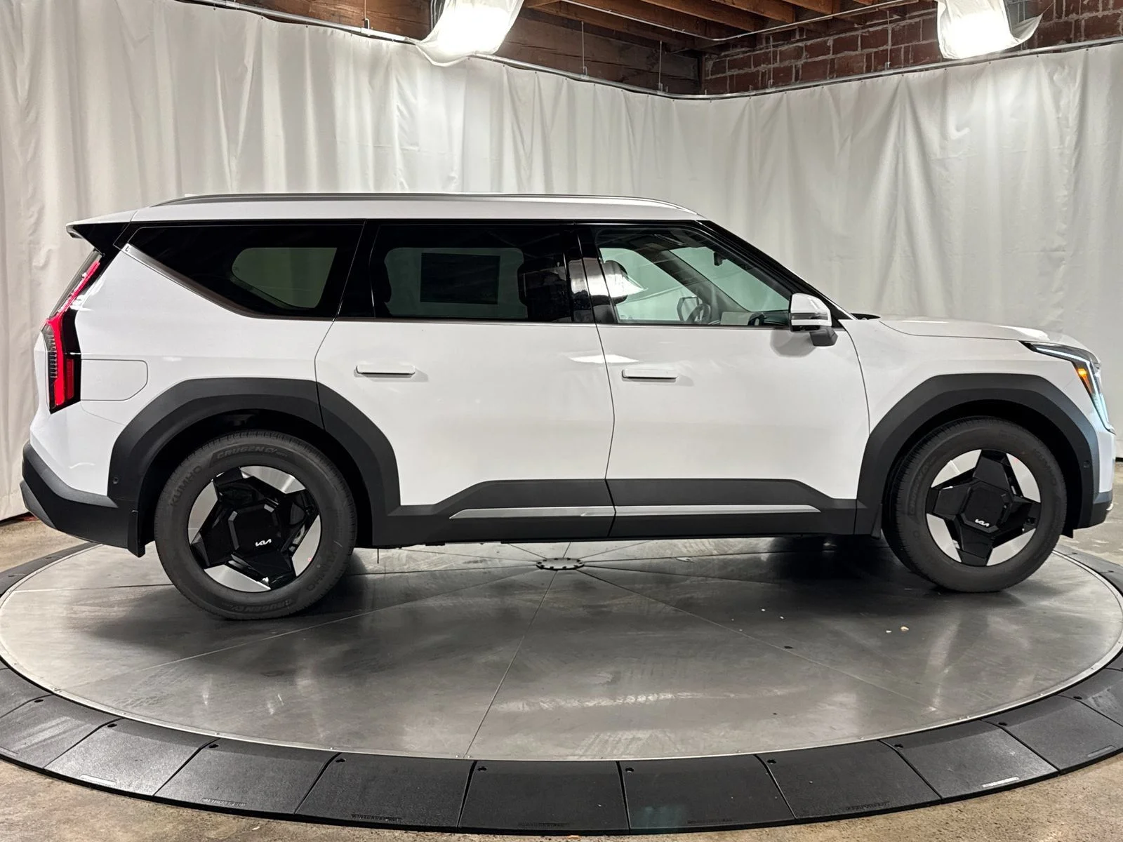 New 2026 White Pearl Kia Wind image 6