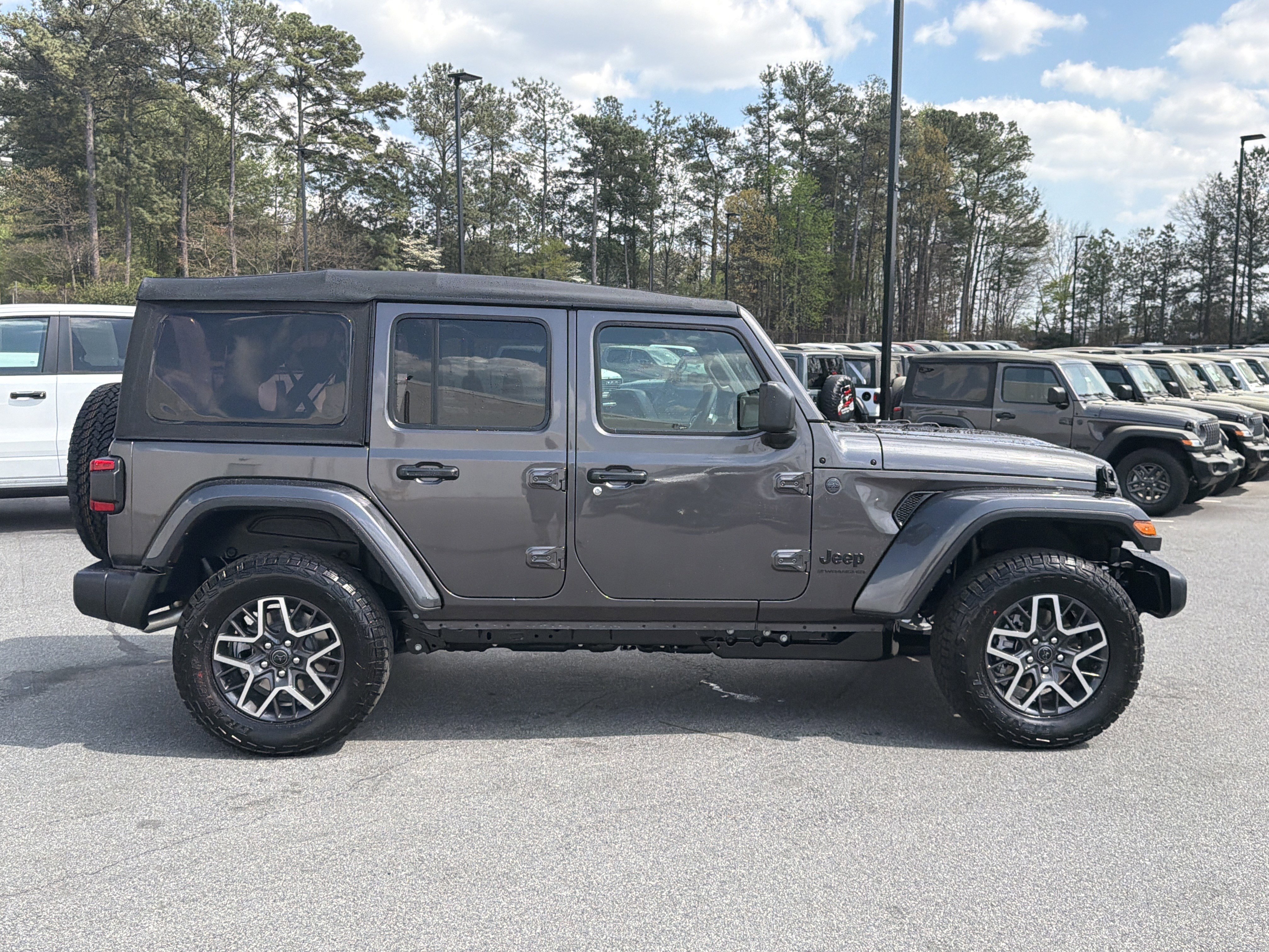 New 2026 Granite Crystal Metallic Clearcoat Jeep Sahara image 9