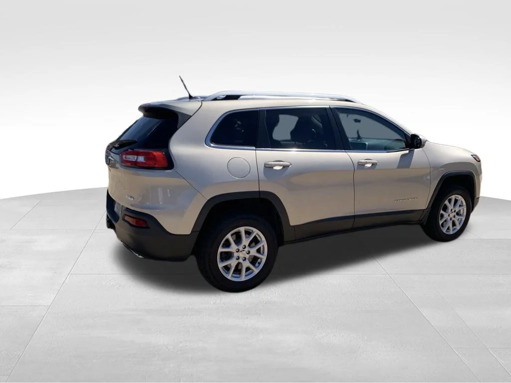 Used 2015 Beige Jeep Latitude image 16