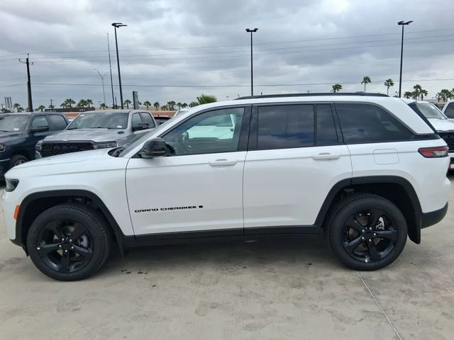 New 2026 Bright White Clear-Coat Exterior Paint Jeep Limited image 4