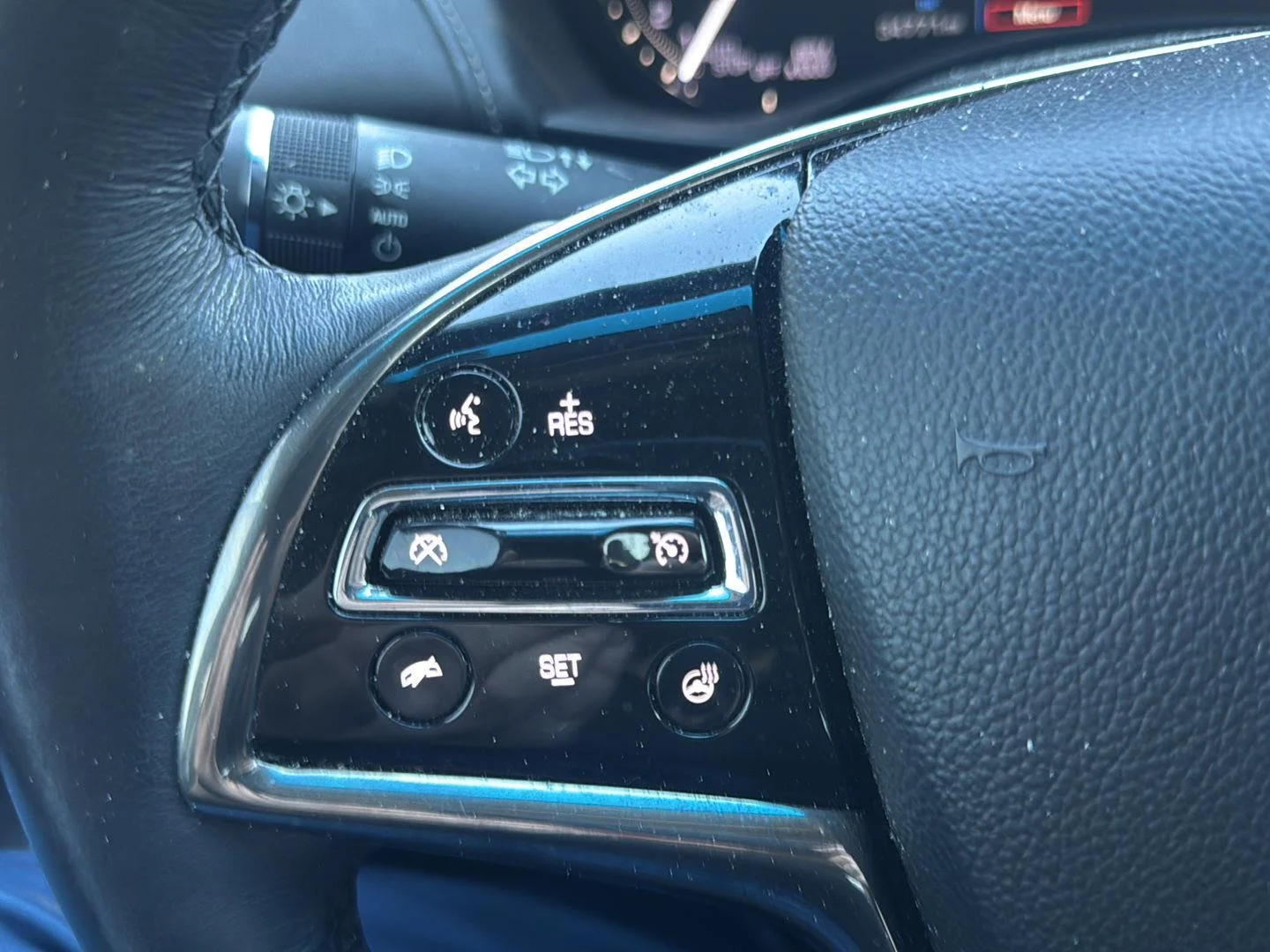 Used 2018 Crystal White Tricoat Cadillac Luxury AWD image 14