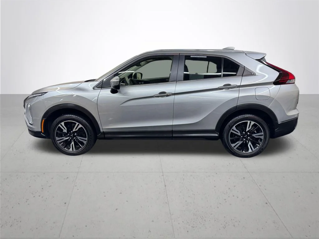 Used 2025 Silver Mitsubishi SE image 3