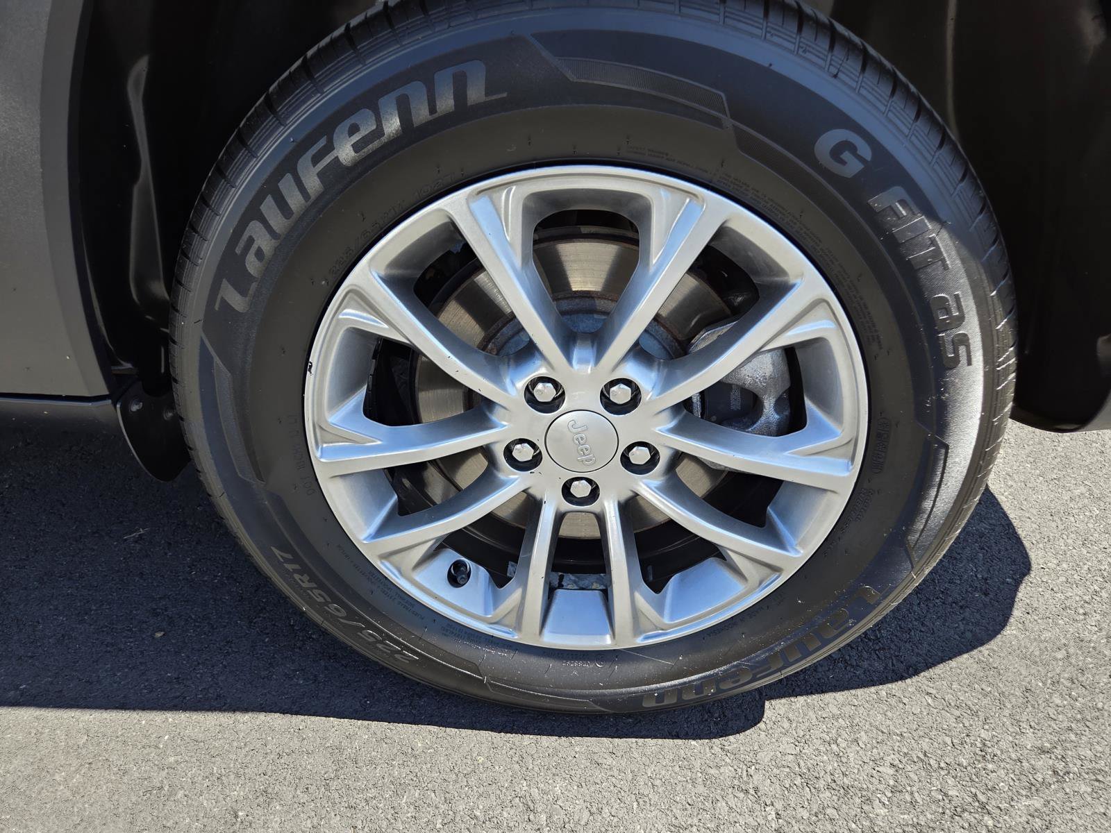 Used 2016 Billet Silver Metallic Clearcoat Jeep Sport image 9