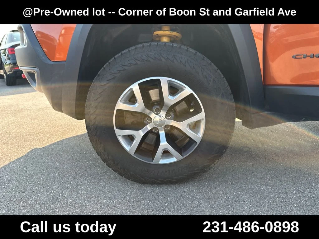 Used 2015 Orange Jeep Trailhawk image 11