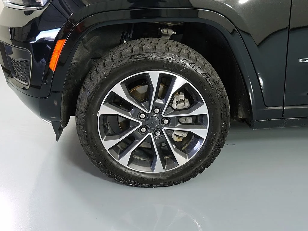 Certified Used 2022 Diamond Black Jeep Overland image 9