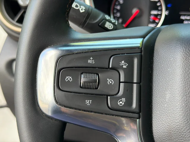 Used 2023 IRIDESCENT PEARL TRICOAT Chevrolet Premier image 25