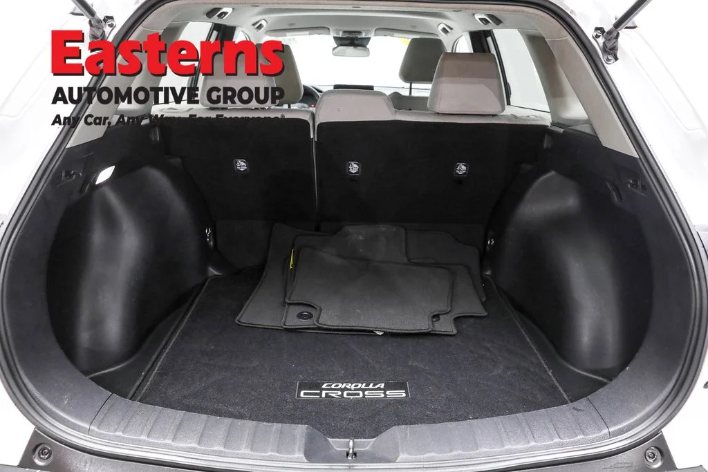 Used 2023 White Toyota L image 9