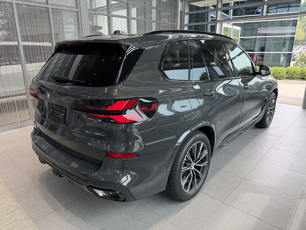 New 2026 Dravit Grey Metallic BMW xDrive50e image 6