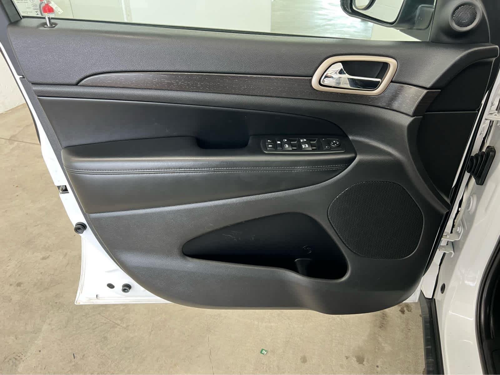 Used 2015 Bright White Clearcoat Jeep Laredo image 21
