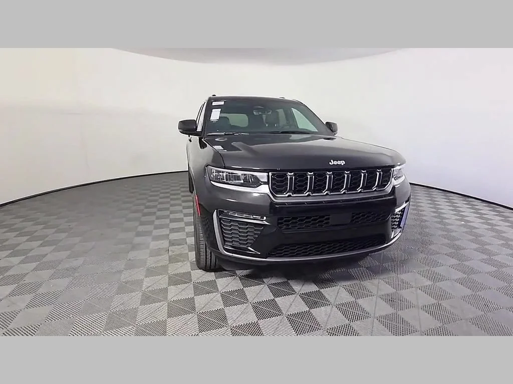 New 2026 Diamond Black Crystal Pearl-Coat Exterior Paint Jeep Limited image 37