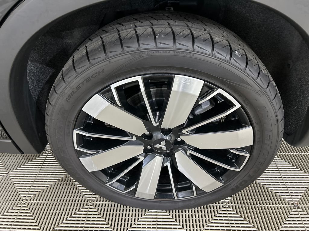 Used 2025 Black Mitsubishi SE image 9