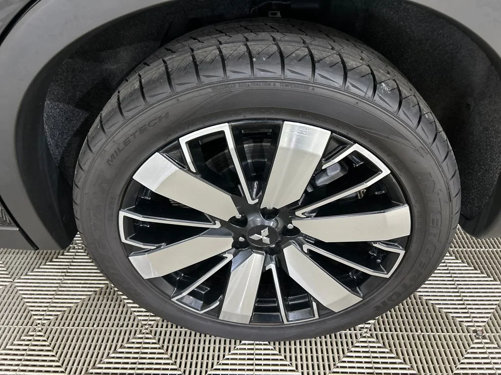 Used 2025 Black Mitsubishi SE image 9