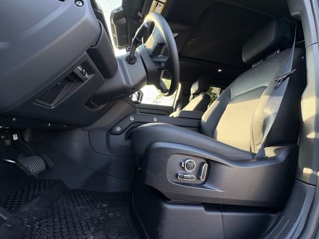 New 2026 Woolstone Green Land Rover X-Dynamic SE image 13