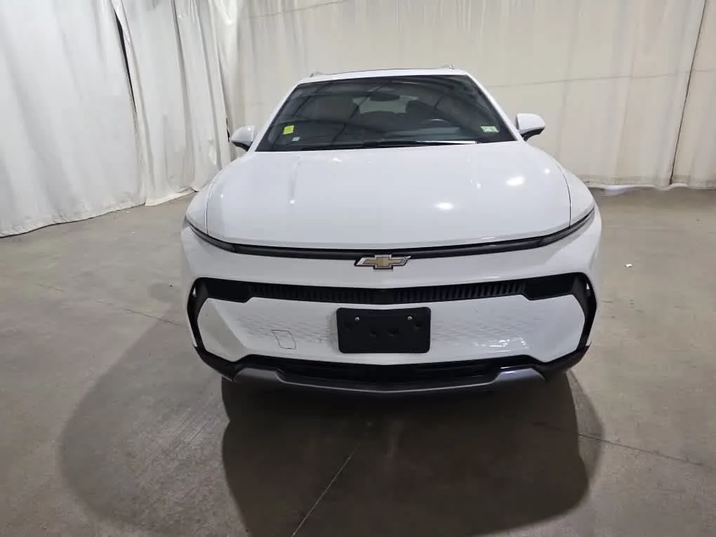 Used 2024 Summit White Chevrolet LT image 4