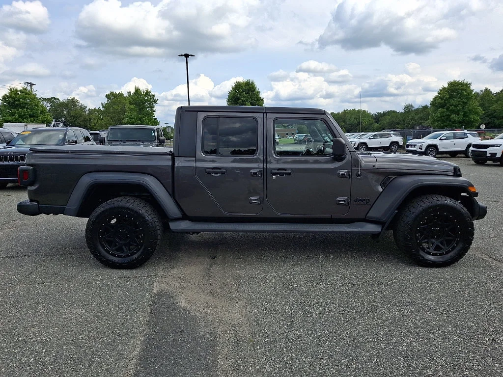 Used 2020 Granite Crystal Metallic Clearcoat Jeep Sport S image 13