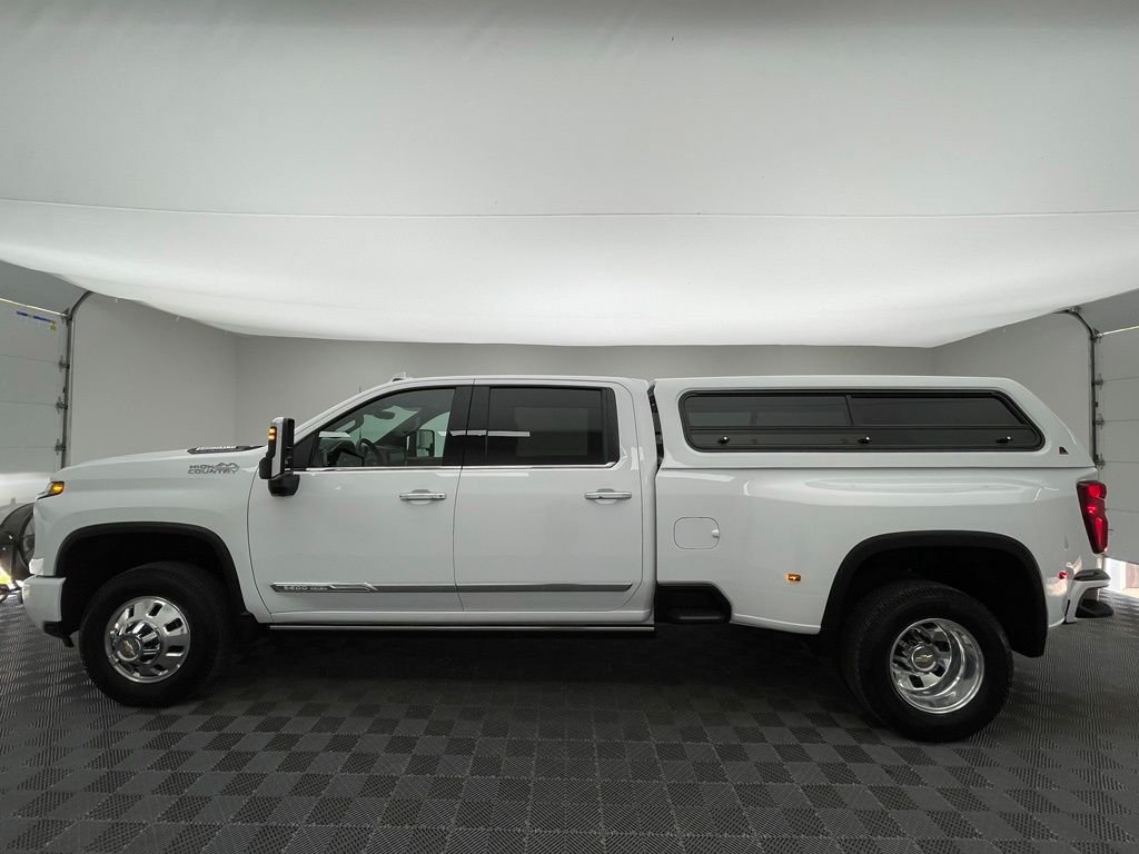 Used 2026 Summit White Chevrolet High Country image 13