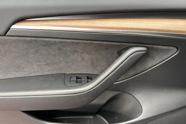 Used 2023  Tesla Base image 14