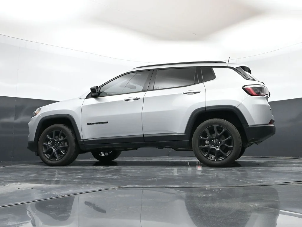 New 2026 Silver Zynith Metallic Clear-Coat Exterior Paint Jeep Latitude image 45