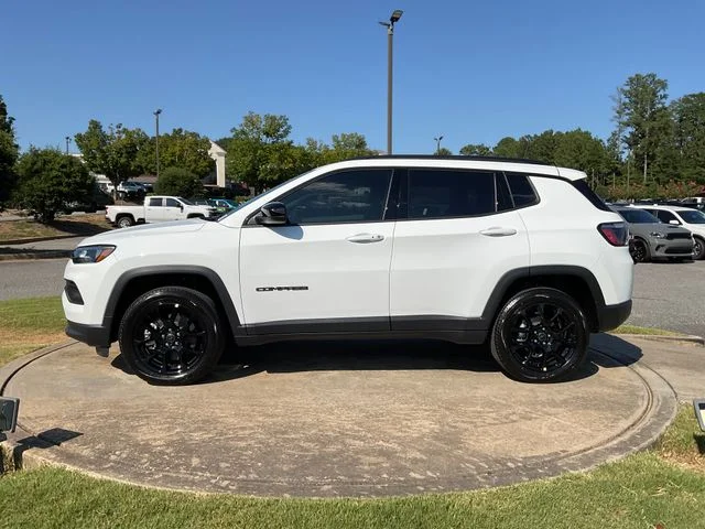 New 2026 Bright White Clearcoat Jeep Latitude image 4