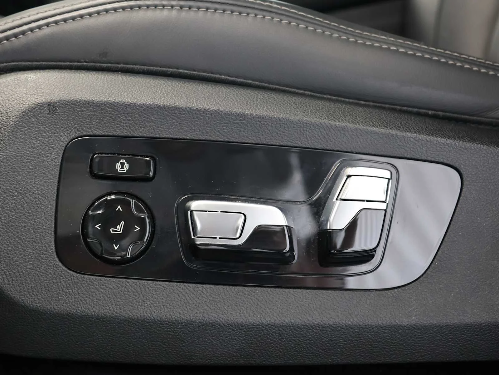 Used 2024 Frozen Pure Grey Metallic BMW M60i image 15