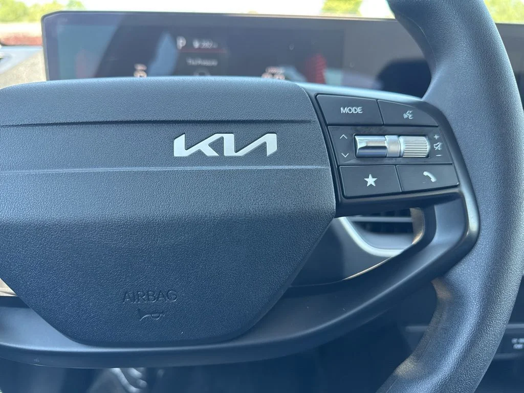 Used 2025 White Kia LXS image 14
