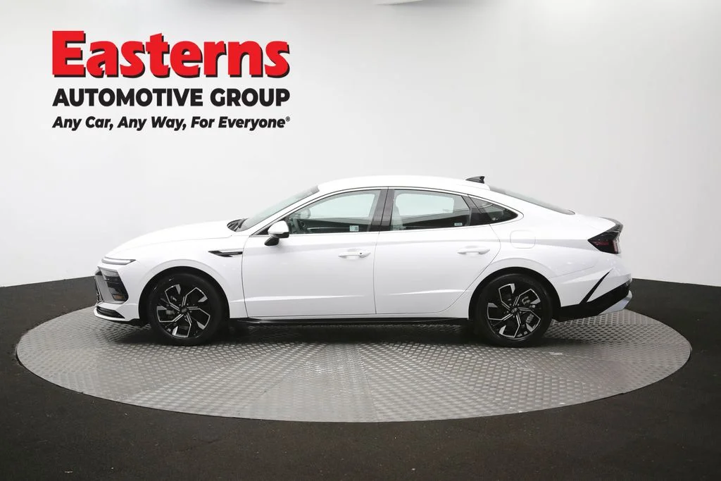 Used 2025 White Hyundai SEL image 60
