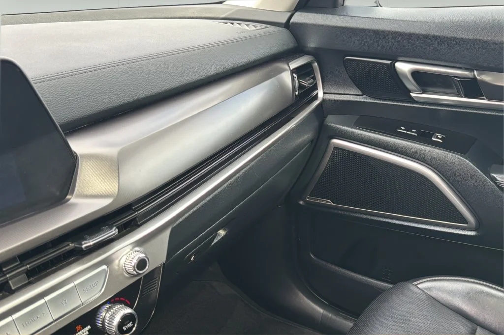 Used 2025 Black Kia S image 28