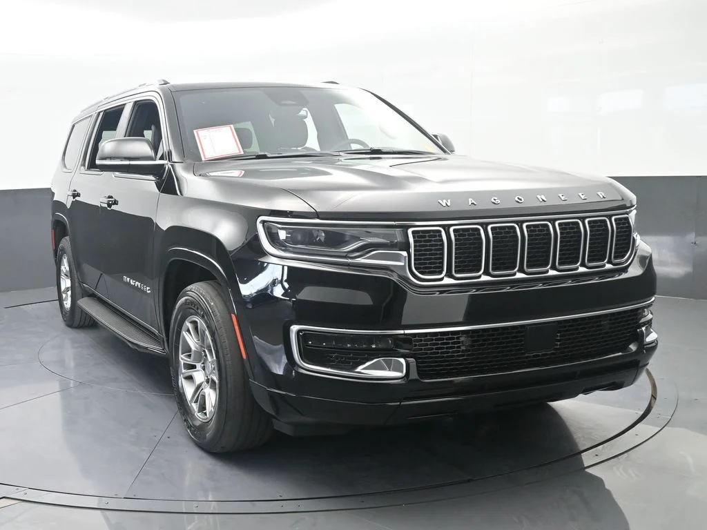 Used 2023 Diamond Black Crystal Pearlcoat Jeep Base image 8