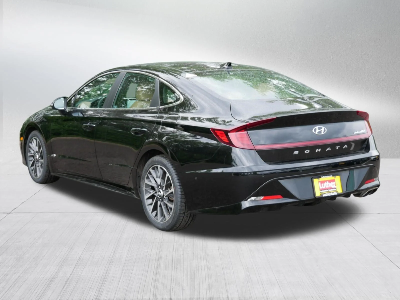 Used 2021 Phantom Black Hyundai Limited image 5