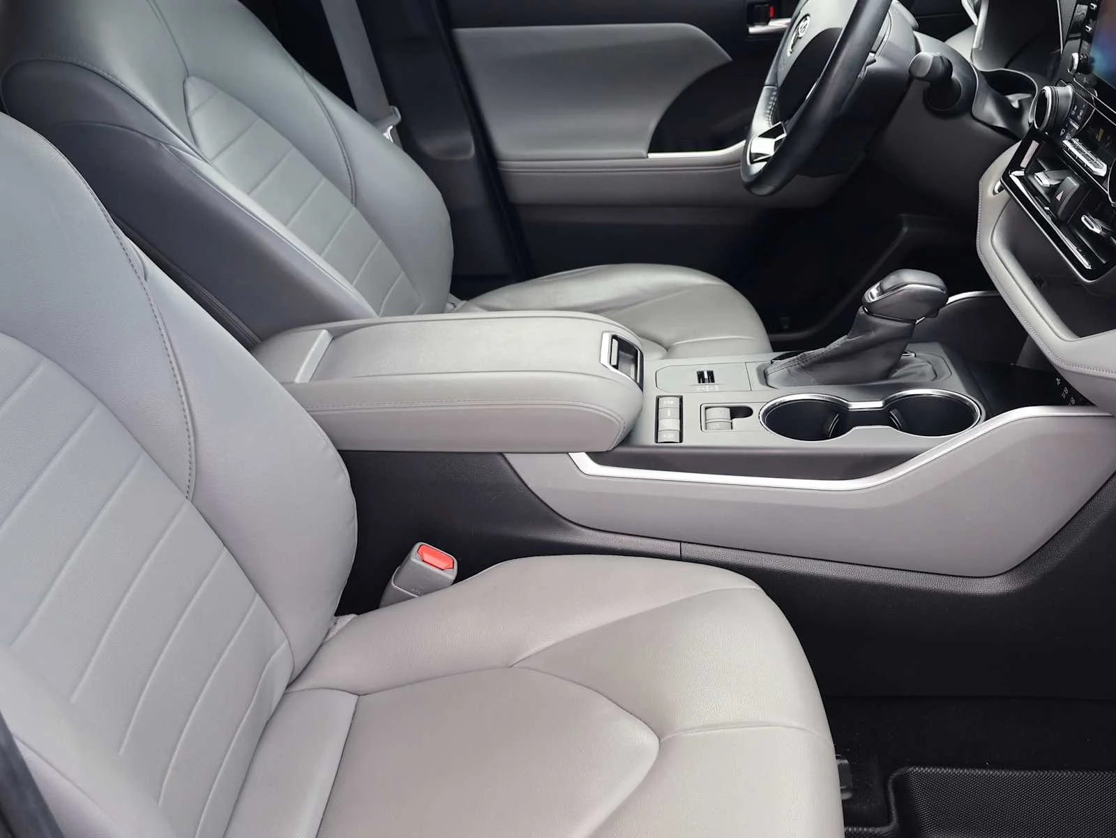 Used 2020 Magnetic Gray Metallic Toyota XLE image 13