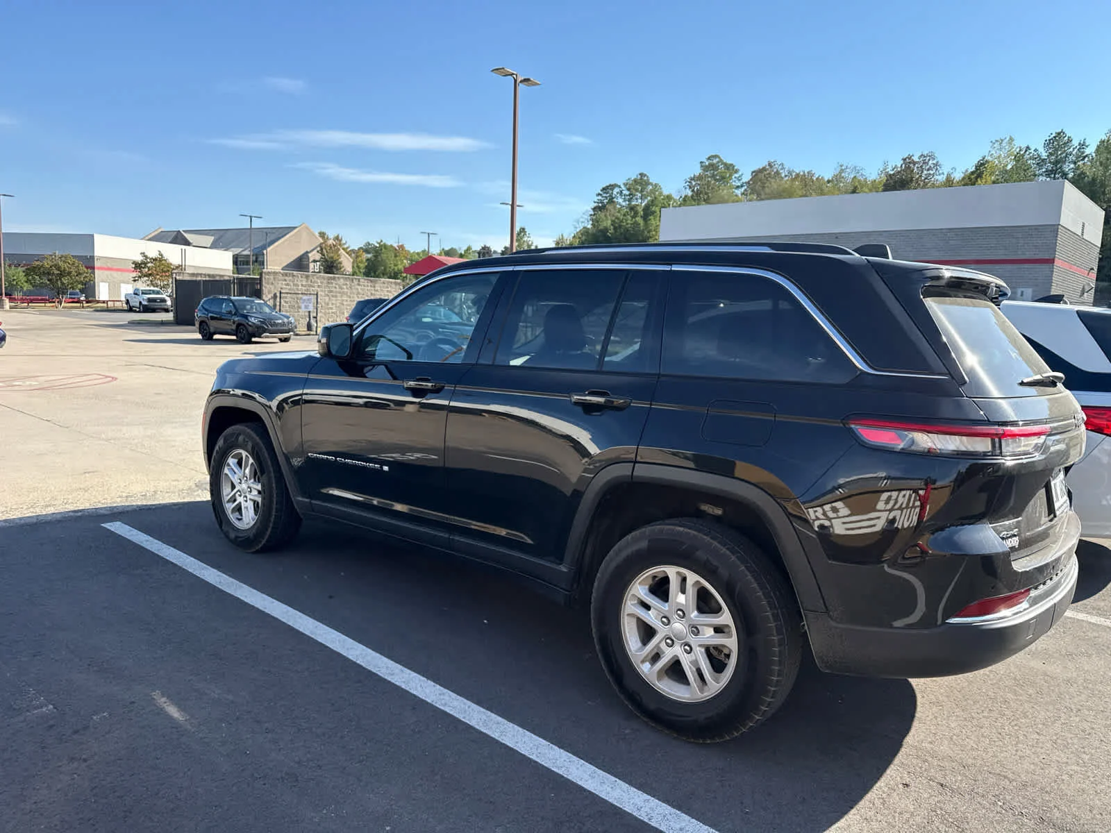 Used 2023 Diamond Black Crystal Pearlcoat Jeep Laredo image 4