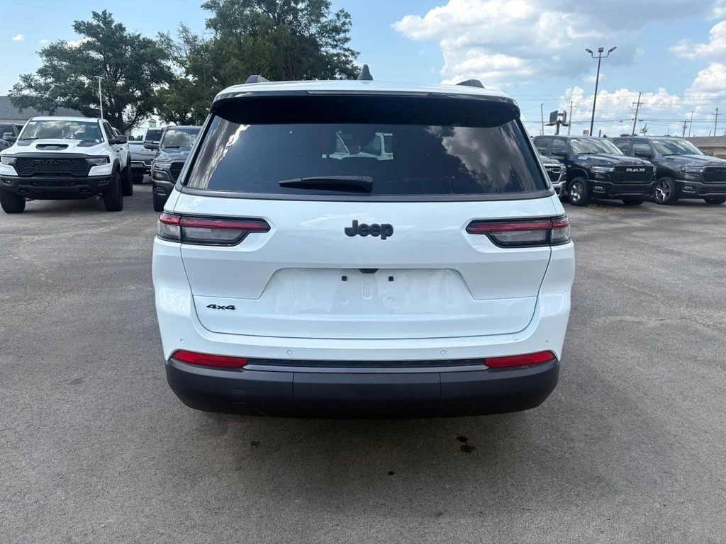New 2026 Bright White Clear-Coat Exterior Paint Jeep Altitude image 6