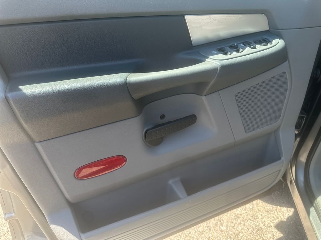 Used 2008 Gray Dodge SLT image 17